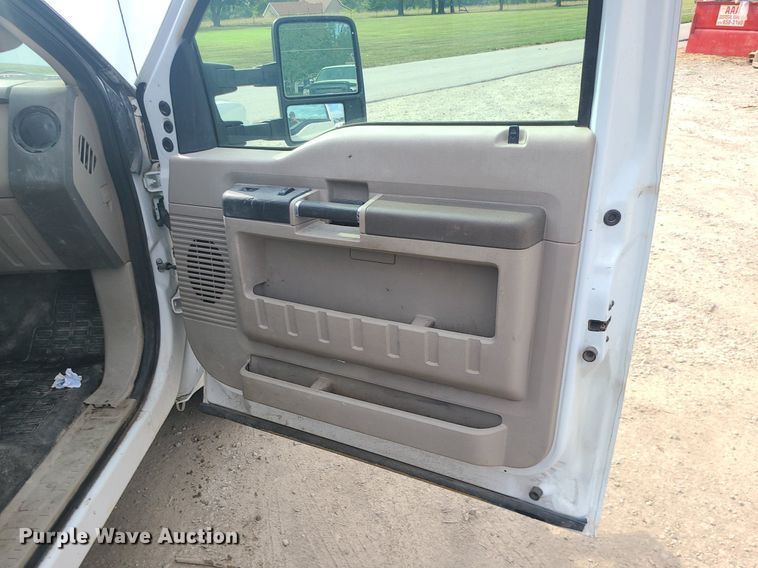 image for item MO9951 2008 Ford F350 Super Duty  flatbed pickup truck