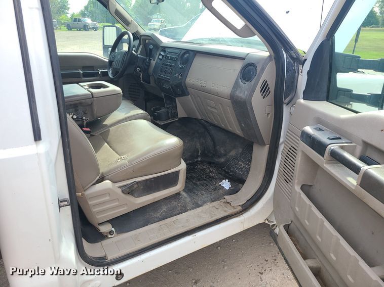 image for item MO9951 2008 Ford F350 Super Duty  flatbed pickup truck