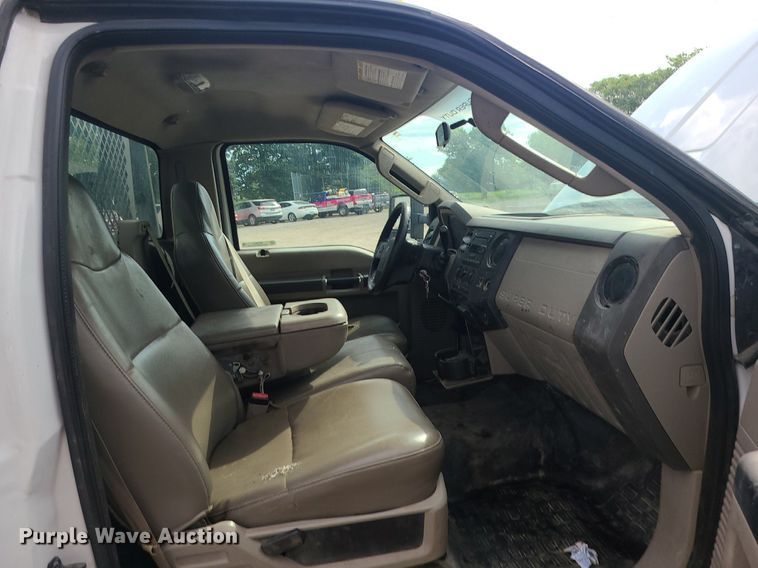 image for item MO9951 2008 Ford F350 Super Duty  flatbed pickup truck