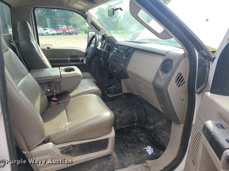 image for item MO9951 2008 Ford F350 Super Duty  flatbed pickup truck