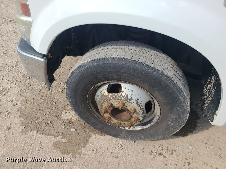 image for item MO9951 2008 Ford F350 Super Duty  flatbed pickup truck