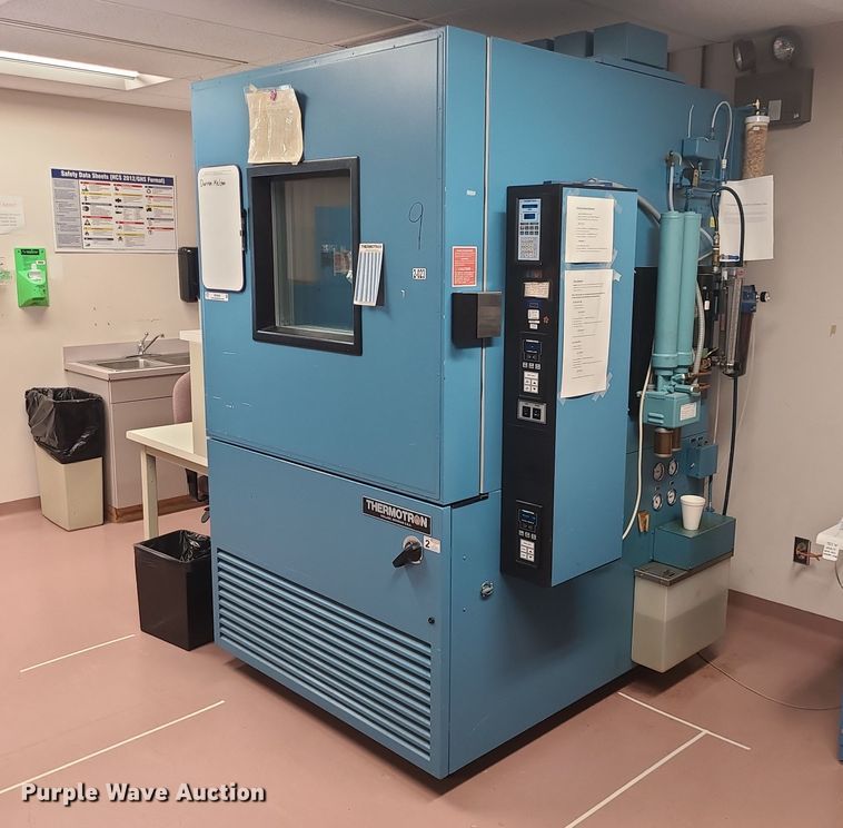 image for item MO9962 Thermotron SM-32C  environmental chamber