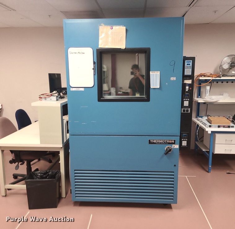 image for item MO9962 Thermotron SM-32C  environmental chamber