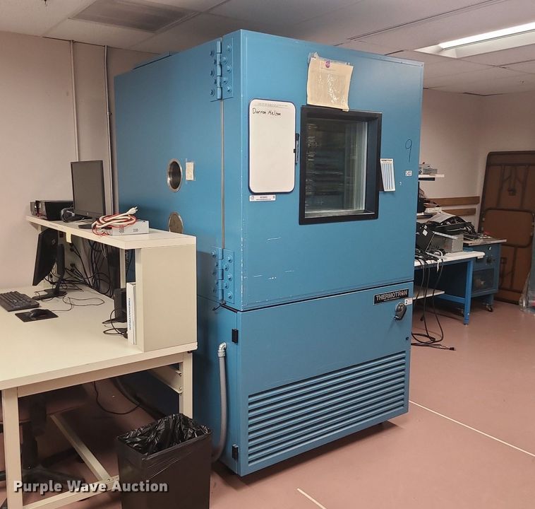 image for item MO9962 Thermotron SM-32C  environmental chamber