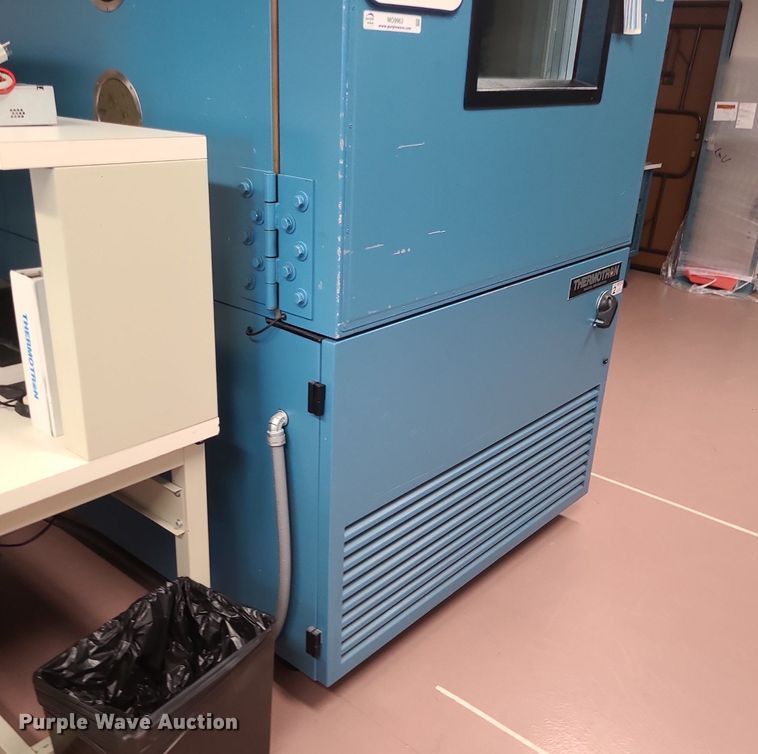image for item MO9962 Thermotron SM-32C  environmental chamber