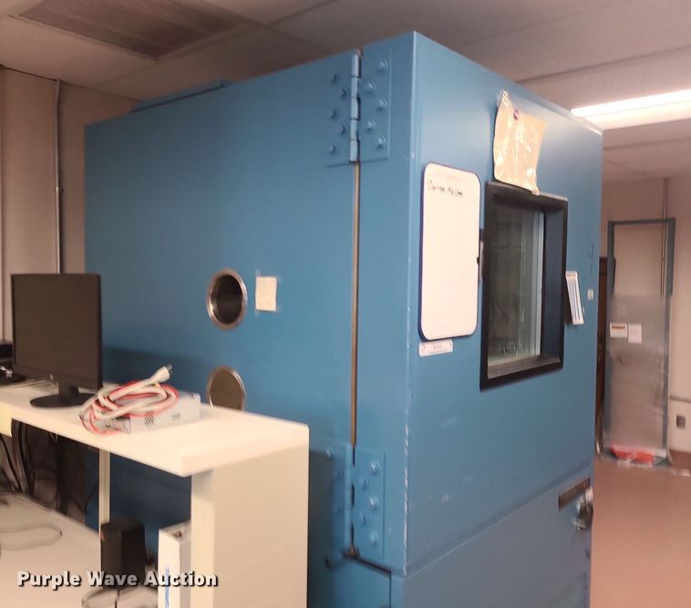 image for item MO9962 Thermotron SM-32C  environmental chamber