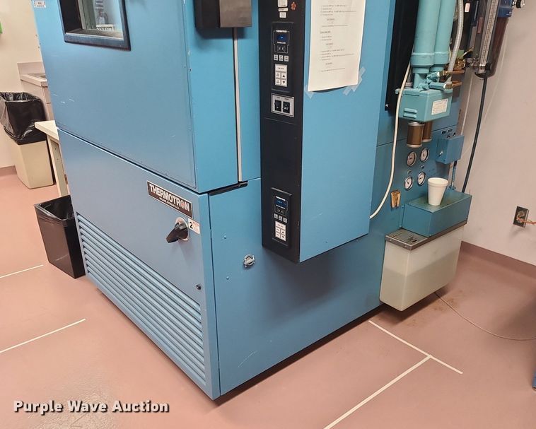 image for item MO9962 Thermotron SM-32C  environmental chamber