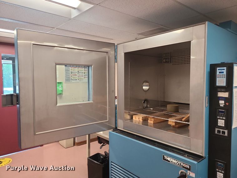 image for item MO9962 Thermotron SM-32C  environmental chamber