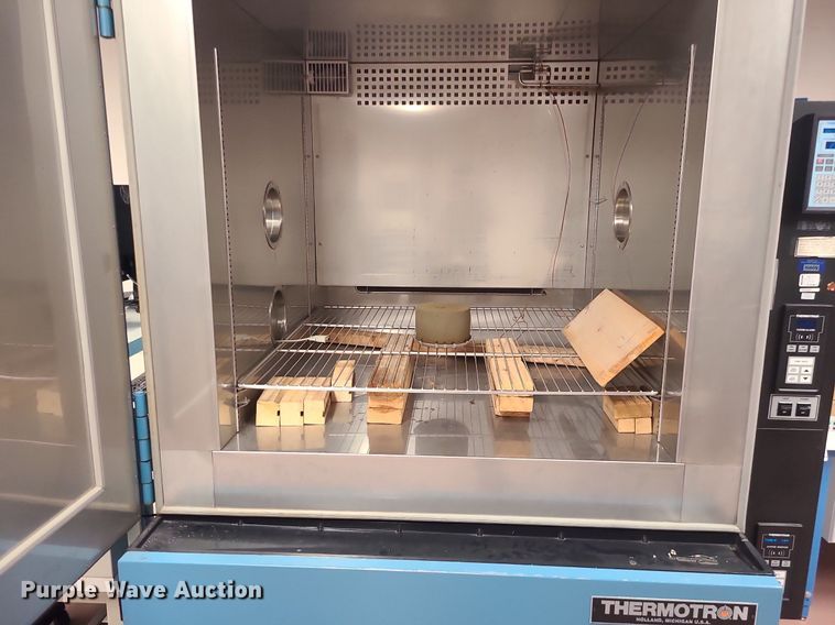 image for item MO9962 Thermotron SM-32C  environmental chamber