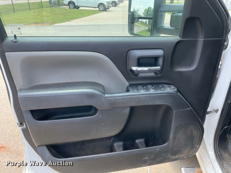 image for item MR9104 2017 Chevrolet Silverado 2500HD  Double Cab pickup truck