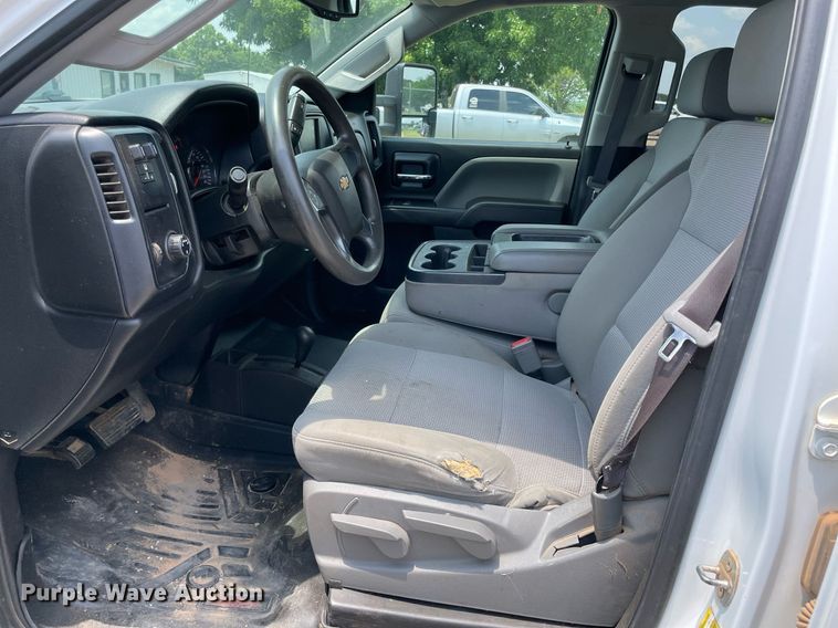 image for item MR9104 2017 Chevrolet Silverado 2500HD  Double Cab pickup truck