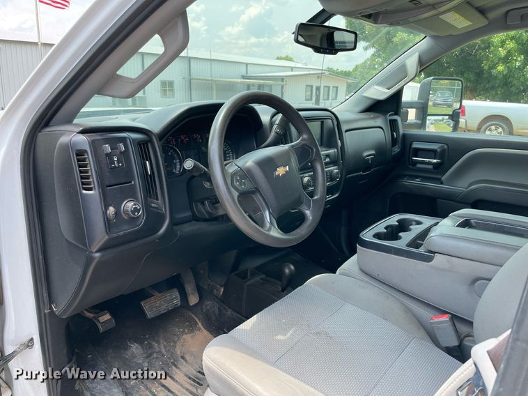 image for item MR9104 2017 Chevrolet Silverado 2500HD  Double Cab pickup truck