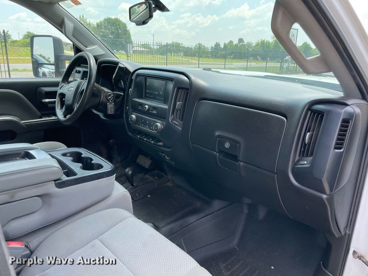 image for item MR9104 2017 Chevrolet Silverado 2500HD  Double Cab pickup truck