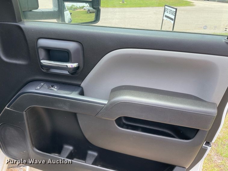 image for item MR9104 2017 Chevrolet Silverado 2500HD  Double Cab pickup truck