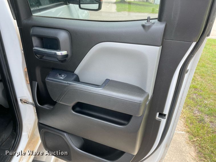 image for item MR9104 2017 Chevrolet Silverado 2500HD  Double Cab pickup truck