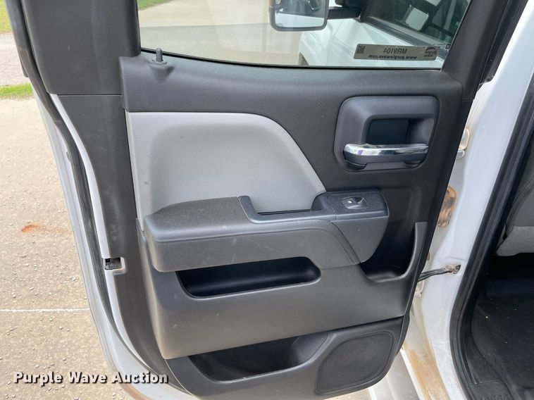 image for item MR9104 2017 Chevrolet Silverado 2500HD  Double Cab pickup truck