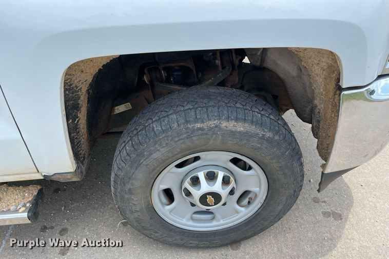 image for item MR9104 2017 Chevrolet Silverado 2500HD  Double Cab pickup truck