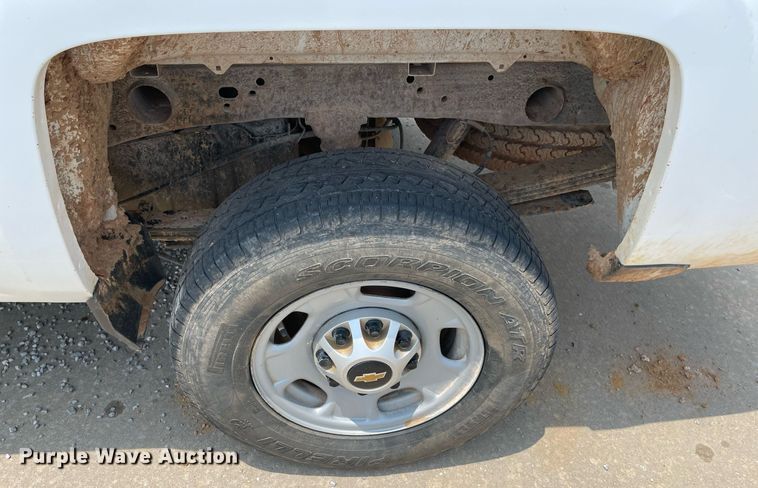 image for item MR9104 2017 Chevrolet Silverado 2500HD  Double Cab pickup truck