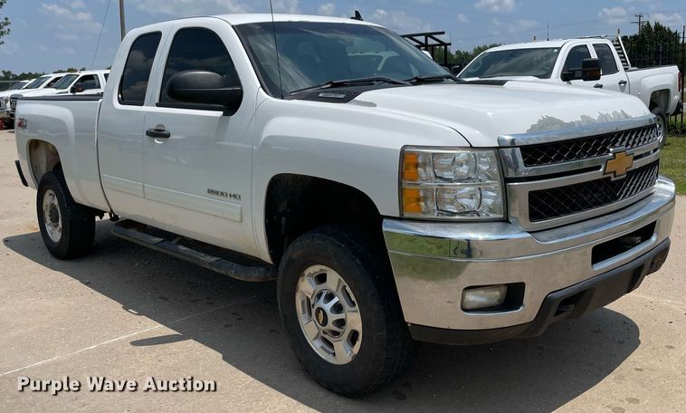image for item MR9105 2013 Chevrolet Silverado 2500HD  Ext. Cab pickup truck