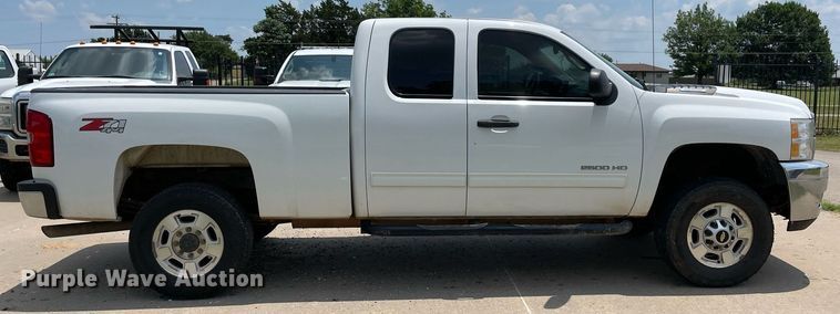 image for item MR9105 2013 Chevrolet Silverado 2500HD  Ext. Cab pickup truck