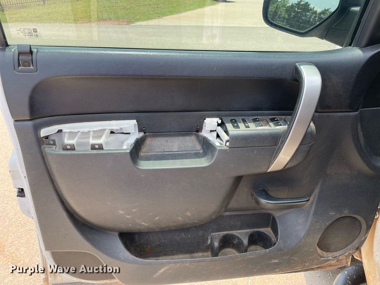 image for item MR9105 2013 Chevrolet Silverado 2500HD  Ext. Cab pickup truck