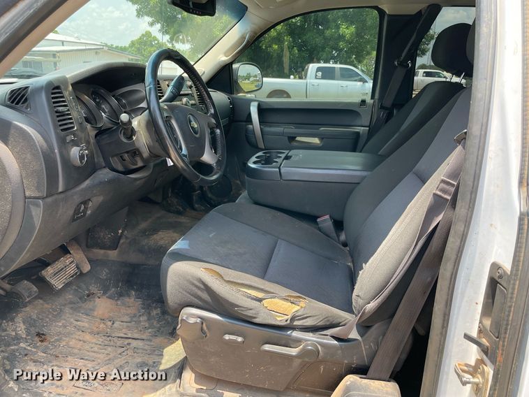 image for item MR9105 2013 Chevrolet Silverado 2500HD  Ext. Cab pickup truck