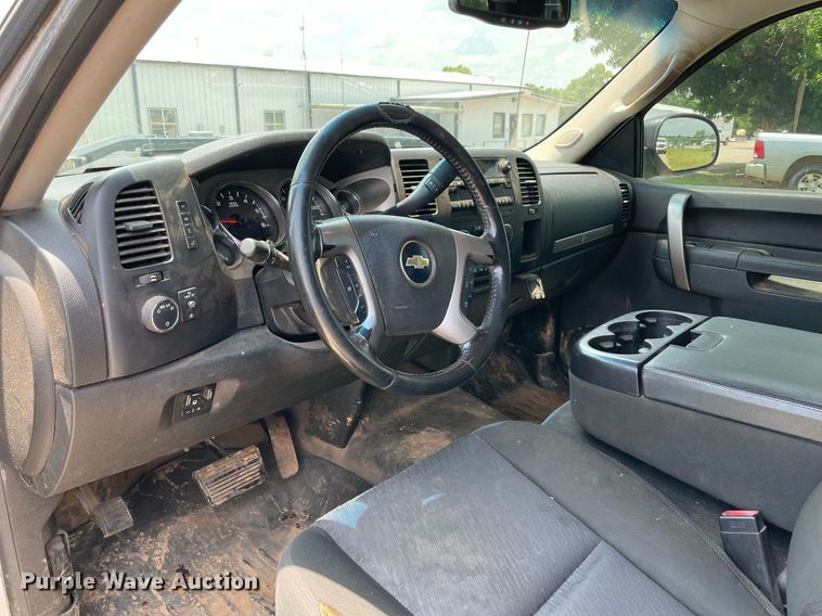 image for item MR9105 2013 Chevrolet Silverado 2500HD  Ext. Cab pickup truck