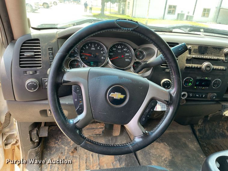 image for item MR9105 2013 Chevrolet Silverado 2500HD  Ext. Cab pickup truck