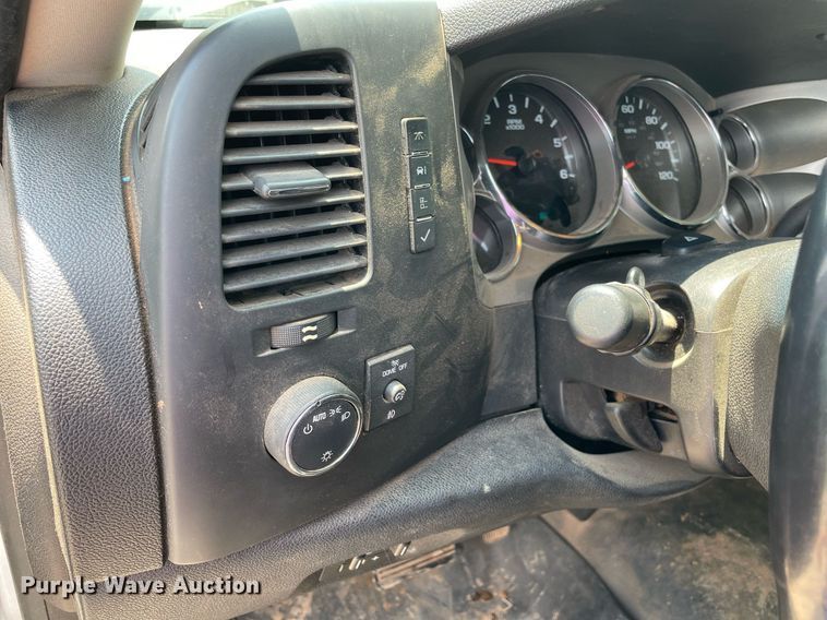 image for item MR9105 2013 Chevrolet Silverado 2500HD  Ext. Cab pickup truck