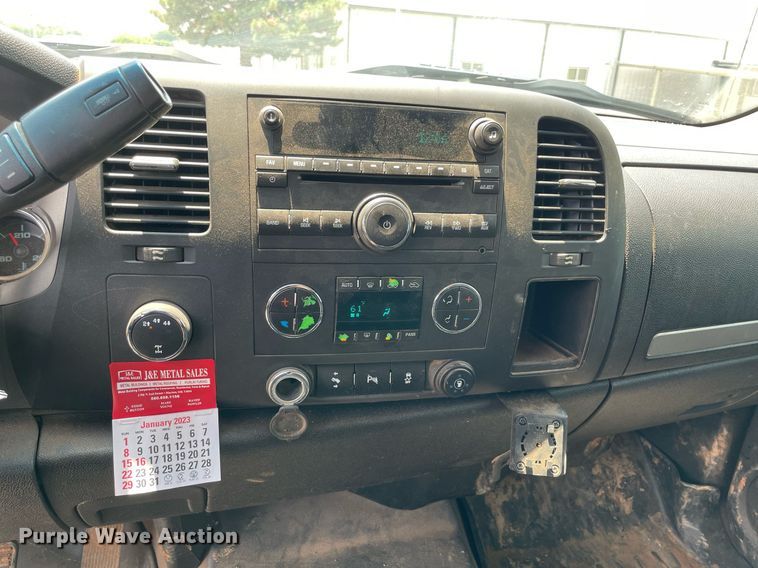 image for item MR9105 2013 Chevrolet Silverado 2500HD  Ext. Cab pickup truck