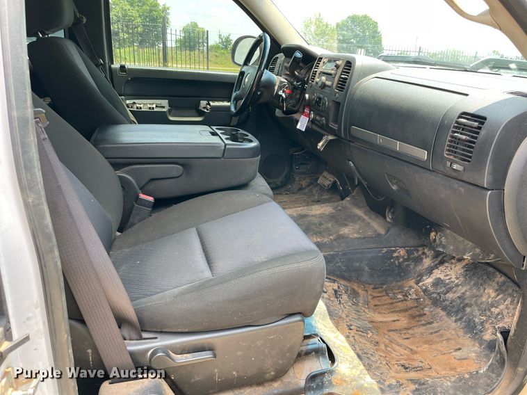 image for item MR9105 2013 Chevrolet Silverado 2500HD  Ext. Cab pickup truck