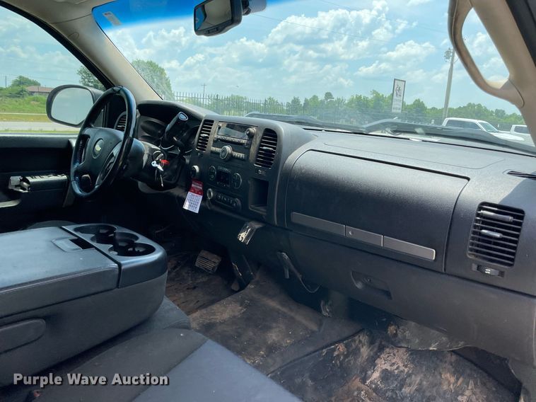 image for item MR9105 2013 Chevrolet Silverado 2500HD  Ext. Cab pickup truck