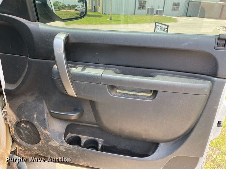 image for item MR9105 2013 Chevrolet Silverado 2500HD  Ext. Cab pickup truck