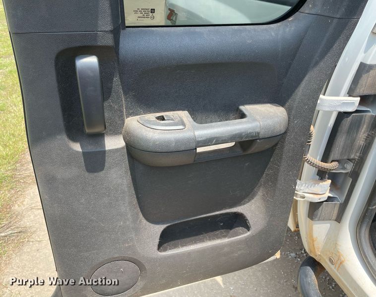 image for item MR9105 2013 Chevrolet Silverado 2500HD  Ext. Cab pickup truck