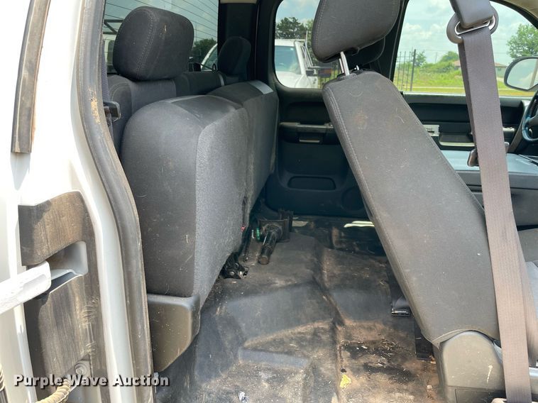 image for item MR9105 2013 Chevrolet Silverado 2500HD  Ext. Cab pickup truck