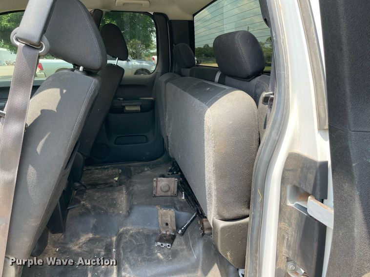 image for item MR9105 2013 Chevrolet Silverado 2500HD  Ext. Cab pickup truck