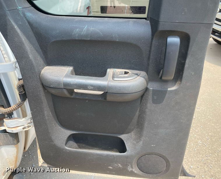 image for item MR9105 2013 Chevrolet Silverado 2500HD  Ext. Cab pickup truck