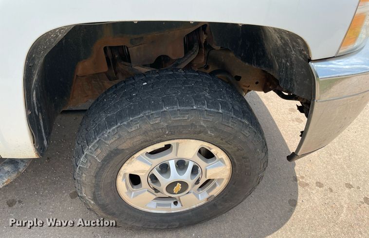 image for item MR9105 2013 Chevrolet Silverado 2500HD  Ext. Cab pickup truck