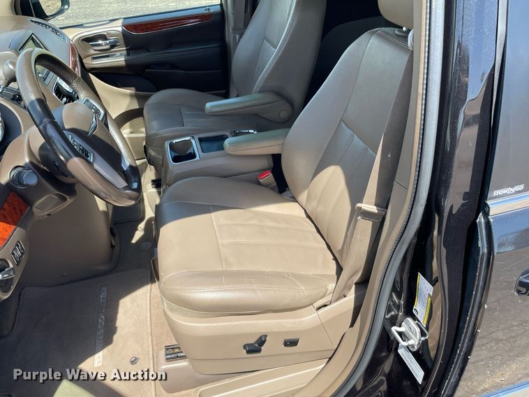 image for item MS9558 2014 Chrysler Town & Country  van