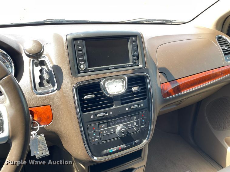 image for item MS9558 2014 Chrysler Town & Country  van