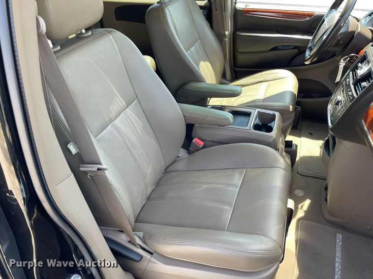 image for item MS9558 2014 Chrysler Town & Country  van