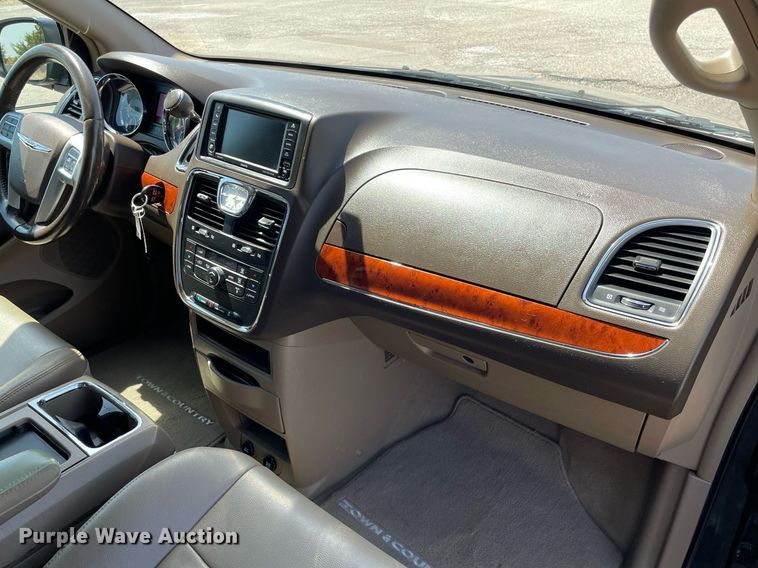 image for item MS9558 2014 Chrysler Town & Country  van