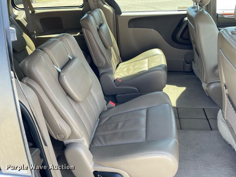 image for item MS9558 2014 Chrysler Town & Country  van