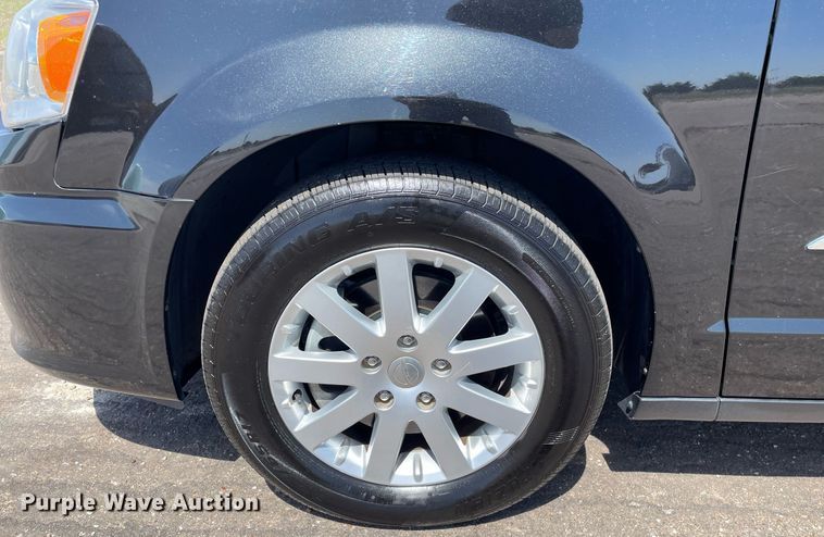 image for item MS9558 2014 Chrysler Town & Country  van