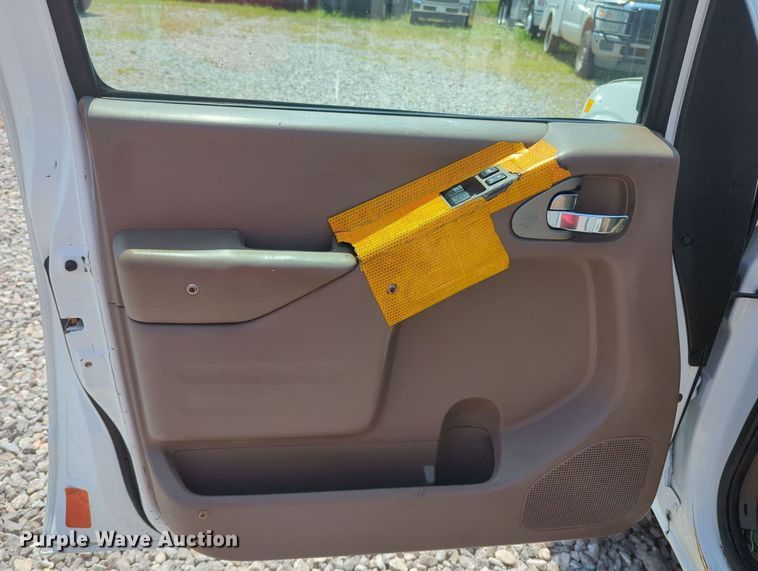 image for item MX9330 2015 Nissan Frontier  King Cab flatbed pickup truck