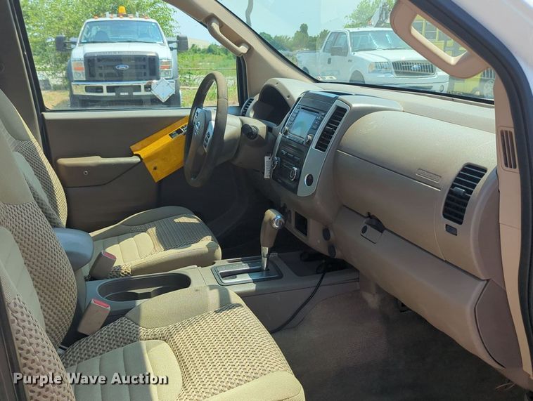 image for item MX9330 2015 Nissan Frontier  King Cab flatbed pickup truck