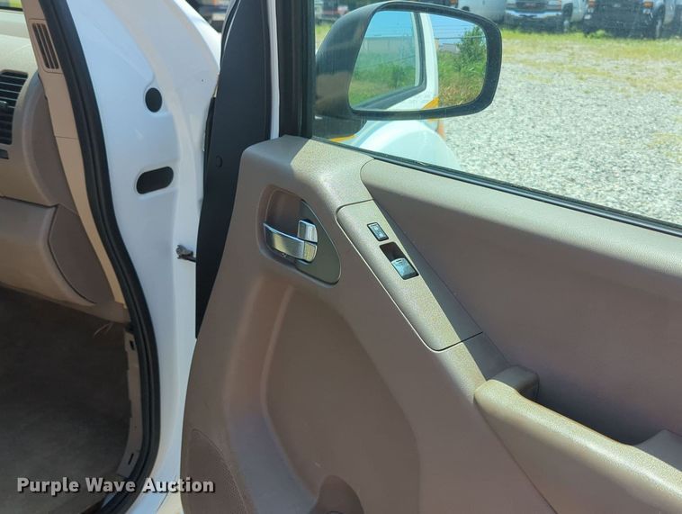 image for item MX9330 2015 Nissan Frontier  King Cab flatbed pickup truck