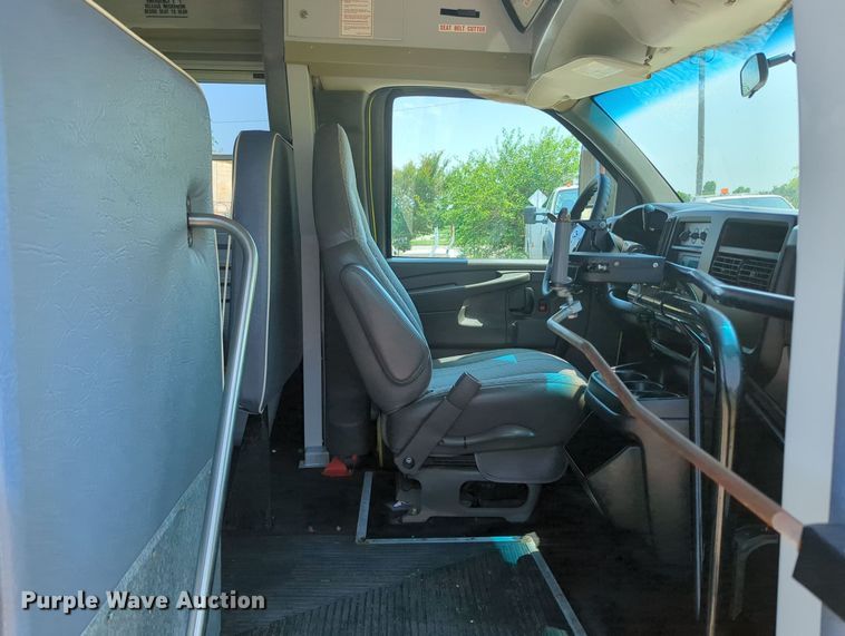 image for item MX9331 2004 Chevrolet Express G3500  school bus