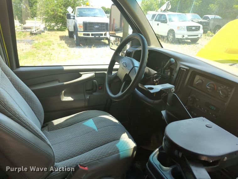 image for item MX9331 2004 Chevrolet Express G3500  school bus