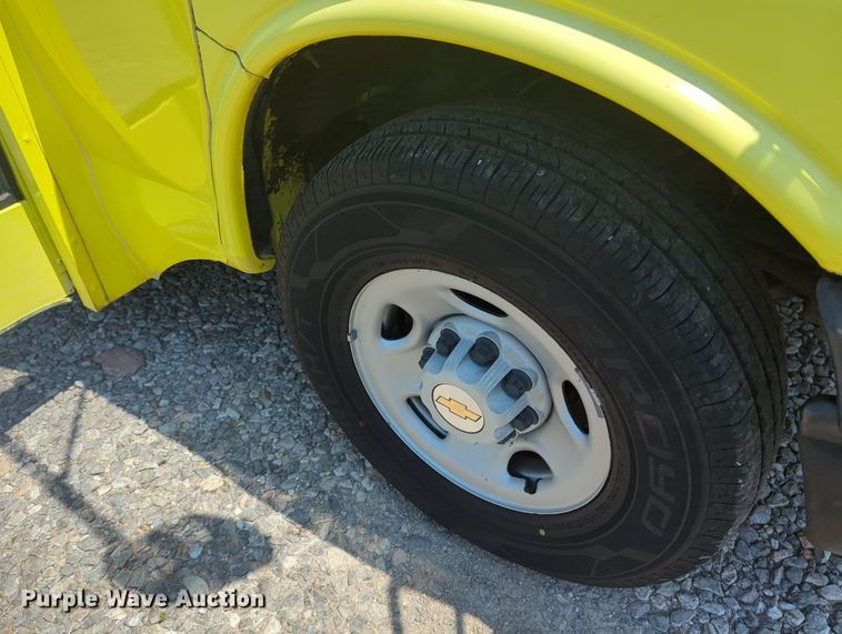 image for item MX9331 2004 Chevrolet Express G3500  school bus